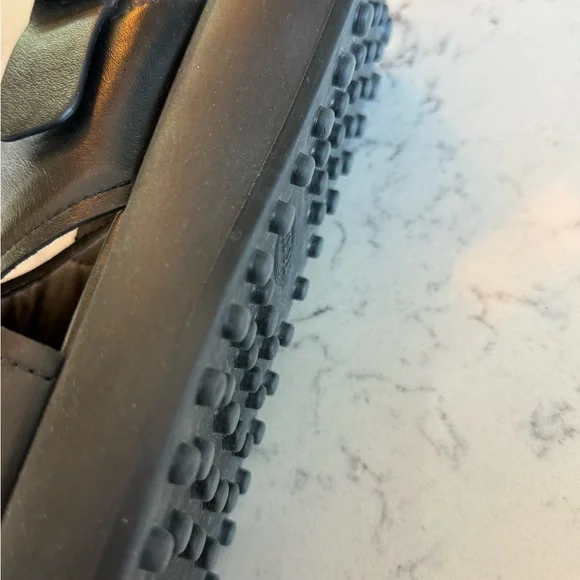 Tod’s black leather, crisscross sandal. Current to the brand. - Picture 7 of 9